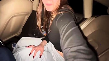 POV минет и мастурбация в машине с кончей во рту