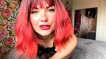 Rothaarige Amateurin wichst extrem auf öffentlicher Toilette