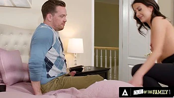 Натали застукали за мастурбацией, она дала ручку и жестко выебала