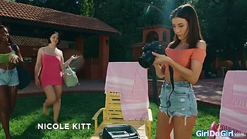 Trio lesbien : baisers et doigts en extérieur