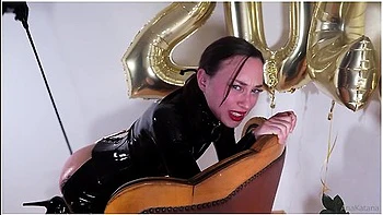 Anakatana apanhada forte em vestido de látex, BDSM hardcore