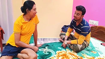 Индийская брюнетка трахается с другом