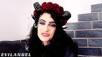 Готическая девушка принимает двойное проникновение в gangbang с 5 членами