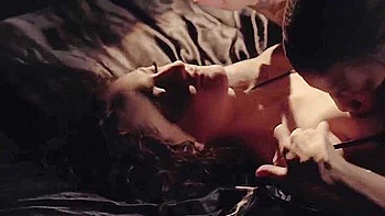 Ruiva em fantasia de madrasta lambendo buceta no banho