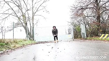 Naomi Bennet mijando ao ar livre, fetiche