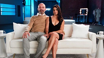 Cara assiste esposa ser fodida por outro homem no sofá