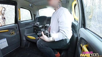 Cherry Candle rousse chevauche une grosse bite