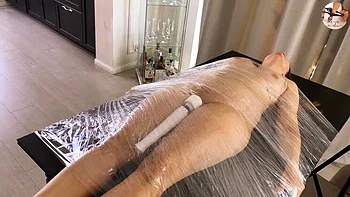 Брюнетка-любительница связана, грубо трахают пальцами, она множественно кончает