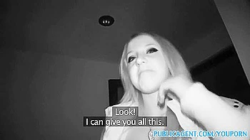 Anita exhibe son cul puis se fait baiser en gangbang dehors pour du fric