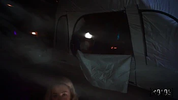 Le mari de Charles Deras baise Ashley Alexander en POV en plein air