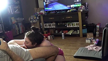 Gamer girl suce profondément pour les fêtes