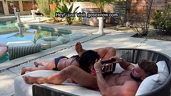 Abi James madura chupando quente nos bastidores