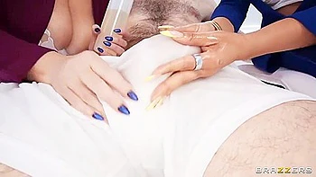 Angela White milf pulpeuse suce une grosse queue