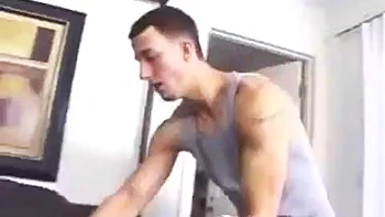 Riesige falsche Titten-Stiefmutter wird hart gefickt