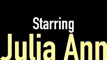 Julia Ann baise ses gros seins en POV profond