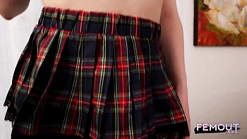 Милая транс-девушка мастурбирует в мини и сетке