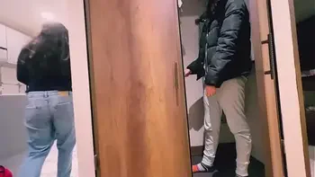 Su mamá no sabe que estoy teniendo sexo en su propio cuarto