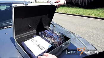 Petite rubia Kitty Blair chupa y traga