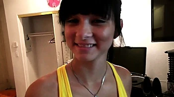 Joven zorra morena se folla duro