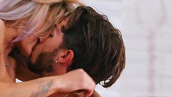 Blonde Schlampe lutscht dicken Schwanz und fickt hart