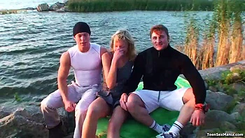 Beth fode o amigo do pai: boquete, cachorra e cowgirl