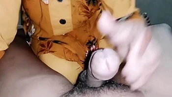 Пушистый индийский любитель жарко и весело трахнулся