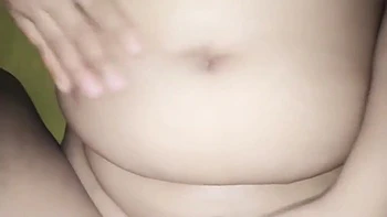 Amatrice népalaise ronde avec chatte poilue