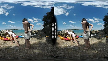 Nackte Brünette mit Tattoo raucht beim Kajak