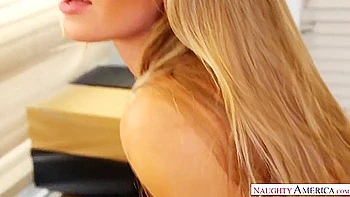 Блондинка мамка Николь Анистен трахнута жёстко на столе