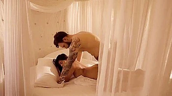 Morena asiática con tetas grandes follada con gran polla