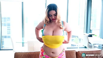Blonde latina Crystal Chase se masturbe avec ses gros seins
