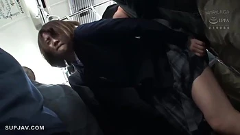 Japanische Milf wird im Zug anal gefingert