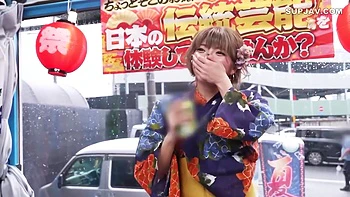 Adolescente asiática follada con creampie en el festival de verano