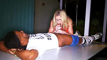 Blonde Cory reitet riesigen schwarzen Schwanz beim wilden Interracial-Fick