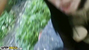 Готская тинейджерша трахается анально на улице