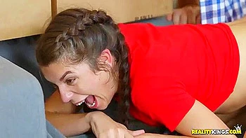 Olivia Lua gibt engen Blowjob vor der Kamera