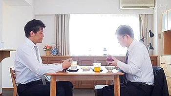 MILF asiatique excitée baisée brutalement en anal BDSM