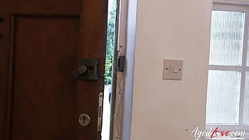 Loira madura de saltos fode e lambe buceta