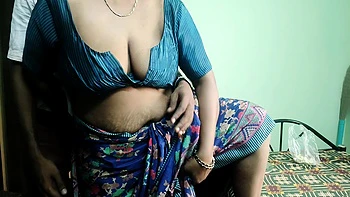 Полная тетя в сари трясет большим задом дома