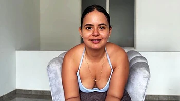 Heiße brünette Stiefschwester kommt vom Fitnessstudio für Handjob und Schwanz