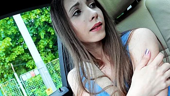 Stefanie Moon se masturba sus pechos pequeños