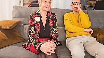 Персональное видео: Смотри, как мне трахают киску и жопу