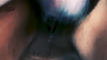 Милфа пальцами и трахом, струйная на краю кровати