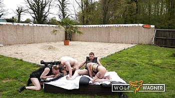 Sidney Dark eats pussy raw outside