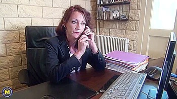 Chef fickt und fistet Sekretärin mit großem Arsch im Büro