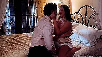 Esposa tetona menea culo mientras la cogen duro