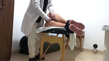 Examen anal proctologue : Gabi Sweet se fait doigter et masturber