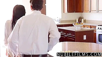 La niñera Marley es follada duro tras irse la esposa