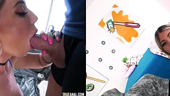 Брюнетка с эбони сосет, мастурбирует и писает в позе собачки