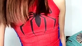 Японская тинейджерка Брианна ебётся с дилдо в костюме